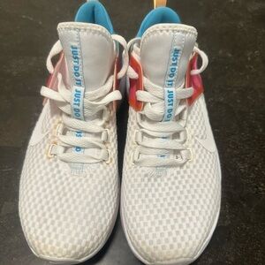 Nike women size (7y)